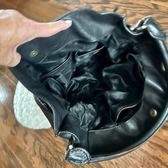 Elegant Black Leather Women's Bag - Picture 15 of 17